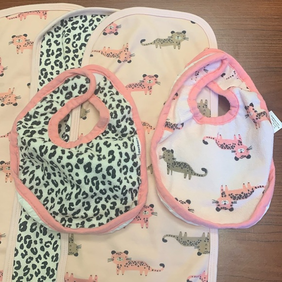 Gerber terry Knit Burp Cloths (4) with matching bibs (3) - Picture 2 of 12